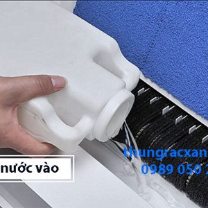 Đổ nước và hút nước vệ sinh máy