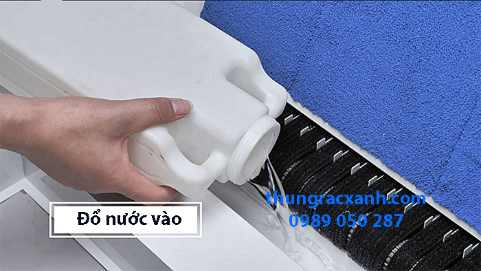 Đổ nước và hút nước vệ sinh máy