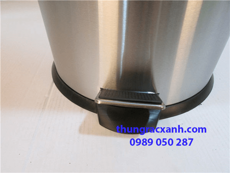Thùng rác inox hai ngăn được sản xuất từ chất liệu inox không gỉ